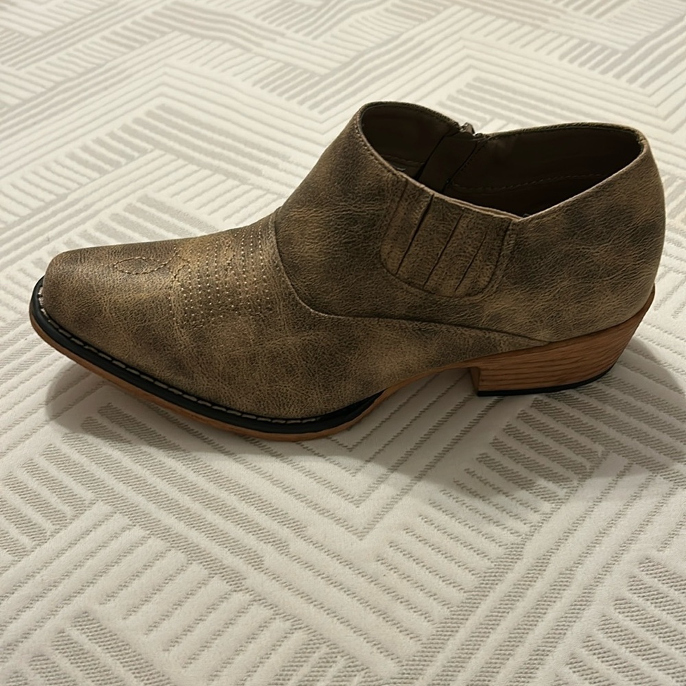 Natural Reflections Karen boot in taupe. New in box. Size 9M.
